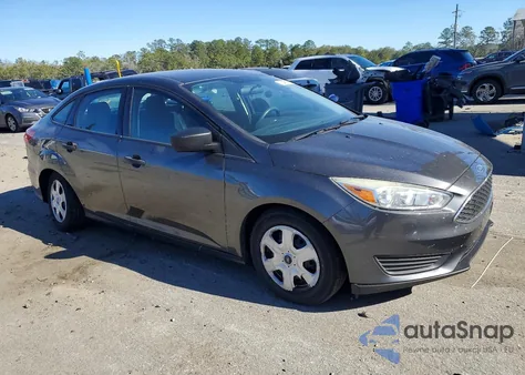 2015 Ford Focus S z USA, uszkodzony, nr VIN 1FADP3E2XFL251548